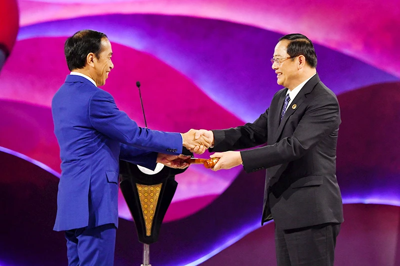 Lễ chuyển giao cương vị Chủ tịch ASEAN từ Indonesia sang Lào. (Ảnh laoschairmanship2024.gov.la)