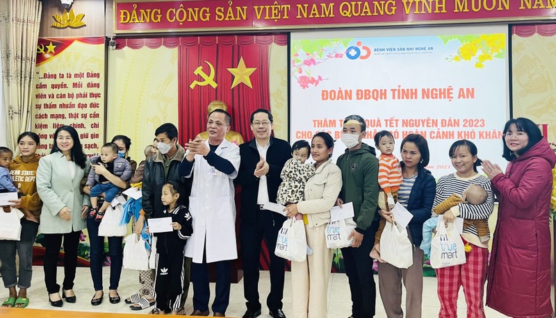 Đoàn đại biểu Quốc hội và Nhóm nữ đại biểu Quốc hội, Hội đồng nhân dân tỉnh Nghệ An trao quà Tết cho bệnh nhân đang điều trị tại Bệnh viện Sản Nhi Nghệ An. (Ảnh: Mai Hoa)