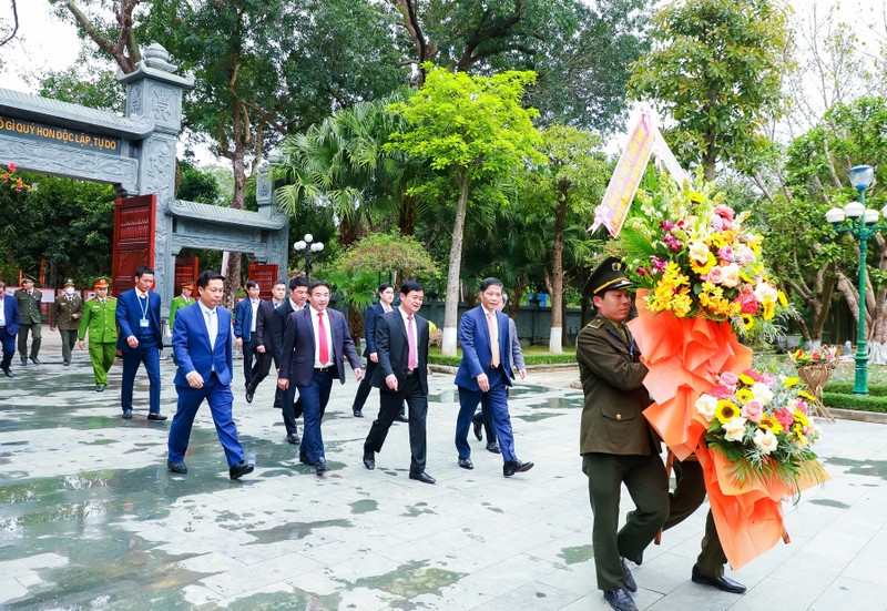 Đồng chí Trần Tuấn Anh, Ủy viên Bộ Chính trị, Trưởng ban Kinh tế Trung ương và đoàn đại biểu về dâng hoa, dâng hương tại Khu Di tích Quốc gia đặc biệt Kim Liên. (Ảnh: Thành Duy)