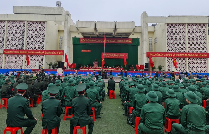 Thanh niên thành phố Vinh lên đường nhập ngũ.