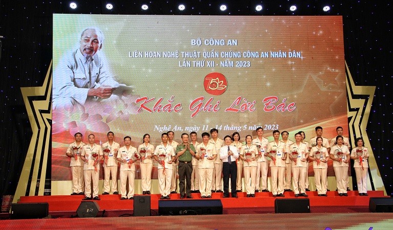 Tặng hoa cho các đoàn tham dự liên hoan.