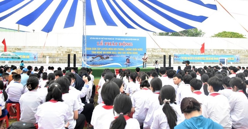 Lễ phát động phong trào “Toàn dân tập luyện môn bơi và phòng chống đuối nước năm 2023” khu vực đồng bằng Nghệ An. 