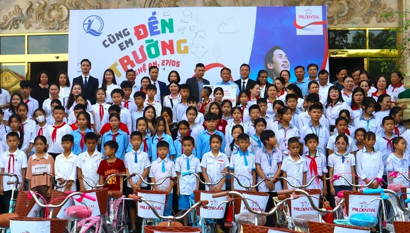 Trao tặng xe đạp cho các học sinh nghèo ở Nghệ An.