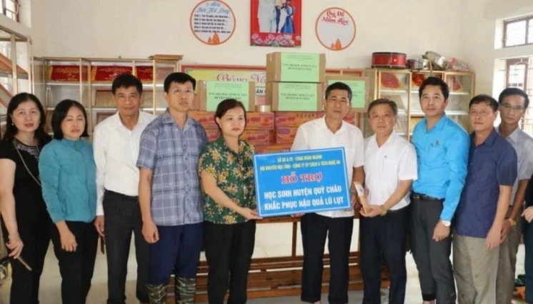 Trao quà hỗ trợ Trường Tiểu học Châu Thắng và Phòng Giáo dục huyện Quỳ Châu.