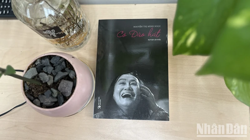 Bìa tác phẩm "Cô đào hát" của Nhà văn, Đạo diễn Nguyễn Thị Minh Ngọc.