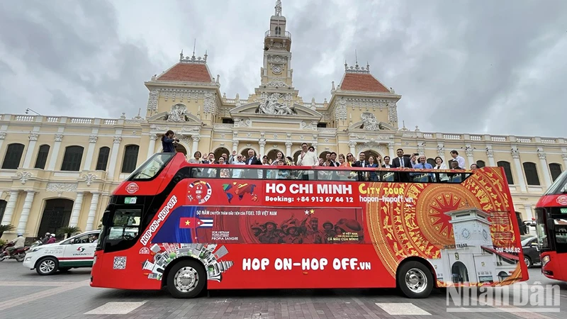 Xe buýt in hình ảnh lãnh tụ Fidel Castro phất cao lá cờ của Mặt trận Giải phóng Dân tộc miền Nam Việt Nam trên Đồi 241, tỉnh Quảng Trị.