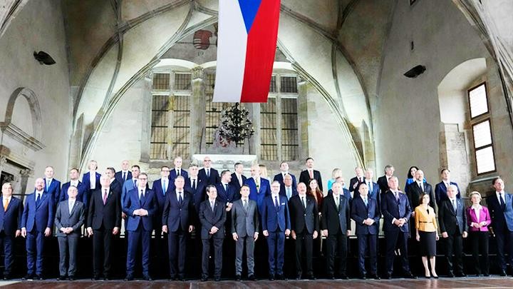 Các nhà lãnh đạo EU chụp ảnh chung tại hội nghị không chính thức ở Czech. Ảnh: AP