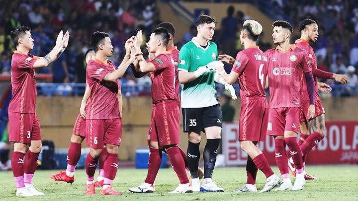 CLB Bình Định vẫn bám sát đội đầu bảng Hà Nội sau trận thắng CLB Nam Định. Ảnh: LÊ MINH