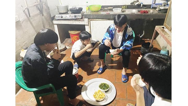 Bữa cơm tối của những lao động người H’Mông làm việc tại Bắc Giang.