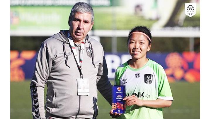 Huỳnh Như nhận giải thưởng Cầu thủ xuất sắc nhất trận đấu. Ảnh: LANK FC
