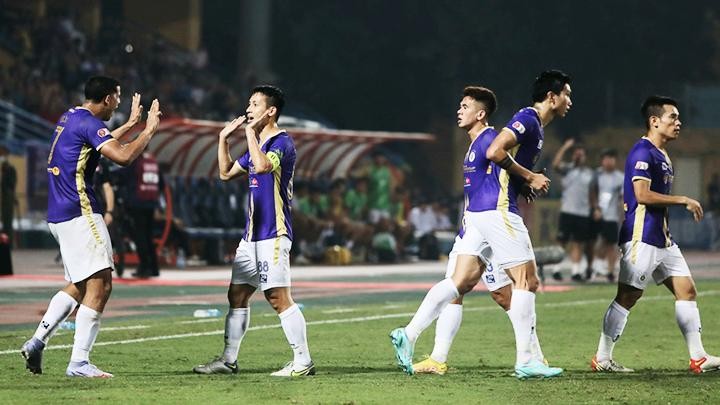 CLB Hà Nội đánh bại CLB Hà Tĩnh để lên ngôi vô địch sớm một vòng đấu. Ảnh: LÊ MINH