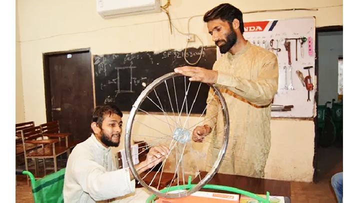 Khóa học chế tạo xe lăn ở Multan. Ảnh: THE GUARDIAN