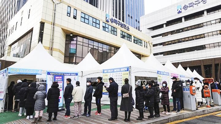 Người dân Hàn Quốc xếp hàng chờ đến lượt tại một điểm tiêm vaccine Covid-19. Ảnh: AP