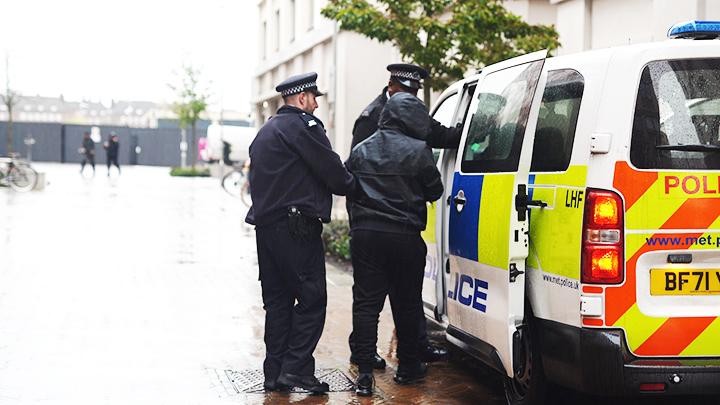 Cảnh sát Anh bắt giữ Teejai Fletcher tại London. Ảnh: THE TIMES