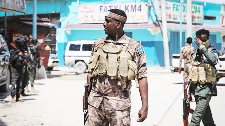 Quân đội Somalia tại hiện trường vụ tấn công khách sạn Villa Rose. Ảnh: REUTERS