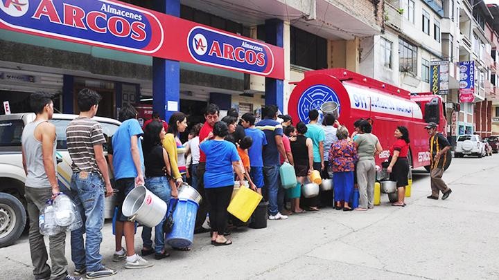 Người dân xếp hàng chờ mua nước sạch tại Chile. Ảnh: WORDPRESS