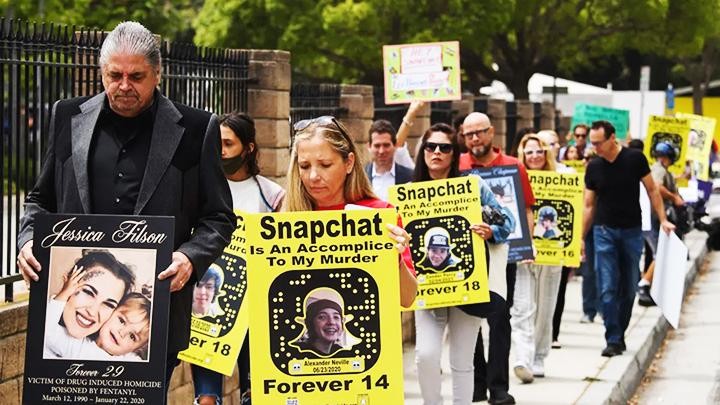 Gia đình các nạn nhân tuần hành phản đối ứng dụng Snapchat. Ảnh: THE GUARDIAN