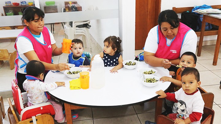 Các tình nguyện viên của Cuna Más chăm sóc trẻ em tại Peru. Ảnh: CUNA MÁS