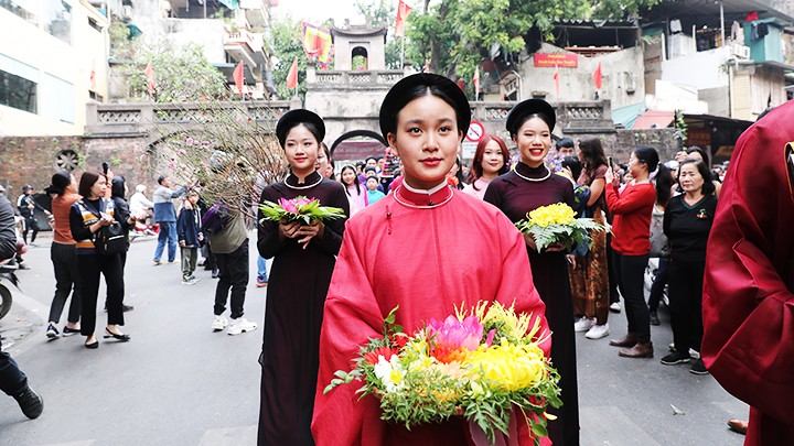 Đoàn rước lễ đón Tết Nguyên đán của CLB Đình làng Việt đi qua các tuyến phố cổ.