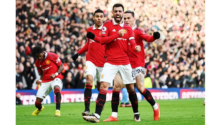 Vượt qua Man City, Man United đã bám sát vị trí thứ hai của “hàng xóm” với cách biệt chỉ một điểm trên bảng xếp hạng. 