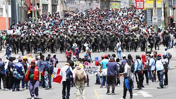 Cảnh sát Peru ngăn chặn biểu tình tại Thủ đô Lima. Ảnh: CNBC