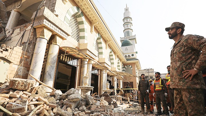Lực lượng an ninh và cứu hộ Pakistan tại hiện trường vụ đánh bom. Ảnh: REUTERS