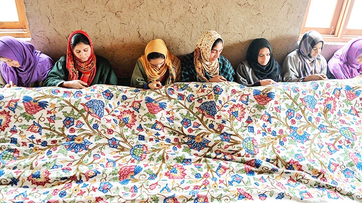 Phục hồi nghề thêu tay truyền thống ở Kashmir. Ảnh: GETTY IMAGES