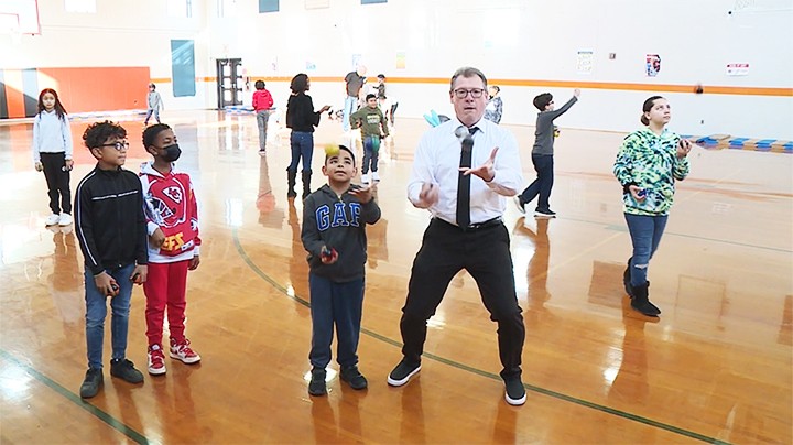Thầy Brooks dạy tung hứng cho học sinh tiểu học. Ảnh: CNBC