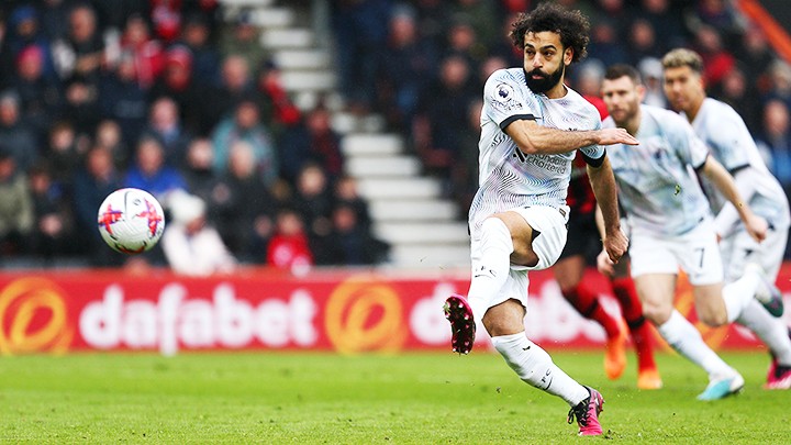 Mohamed Salah đá hỏng quả phạt đền trong trận thua Bournemouth.