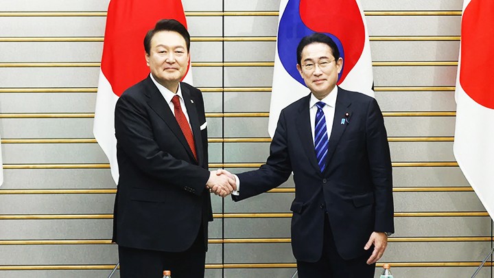 Tổng thống Hàn Quốc (trái) Yoon Suk Yeol gặp gỡ Thủ tướng Nhật Bản Fumio Kishida tại Tokyo. Ảnh: YONHAP NEWS