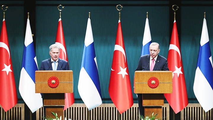 Tổng thống Thổ Nhĩ Kỳ Erdogan (phải) và người đồng cấp Phần Lan Sauli Niinisto họp báo sau cuộc hội đàm tại Ankara. Ảnh: CNN