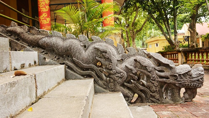 Cặp thành bậc mang niên đại Lê Trung Hưng (thế kỷ XVII-XVIII) tại Điện Kính Thiên được công nhận bảo vật quốc gia đợt 11.