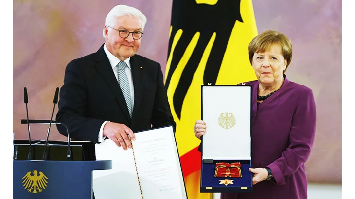 Tổng thống đương nhiệm của Đức trao Huân chương cao quý cho bà Merkel. Ảnh: REUTERS