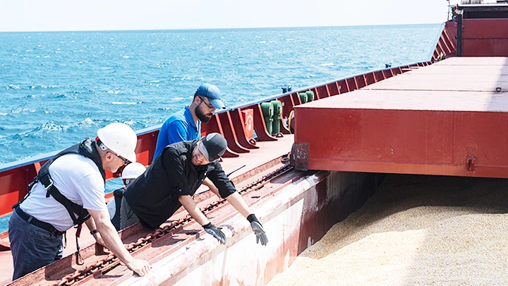 Một tàu chở ngũ cốc từ Ukraine lưu thông qua Biển Đen. Ảnh: AP