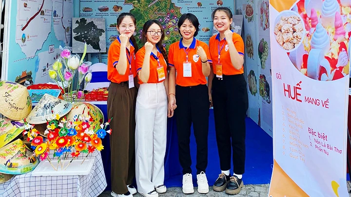 Bốn thành viên của nhóm sáng tạo bản đồ du lịch ẩm thực Huế.