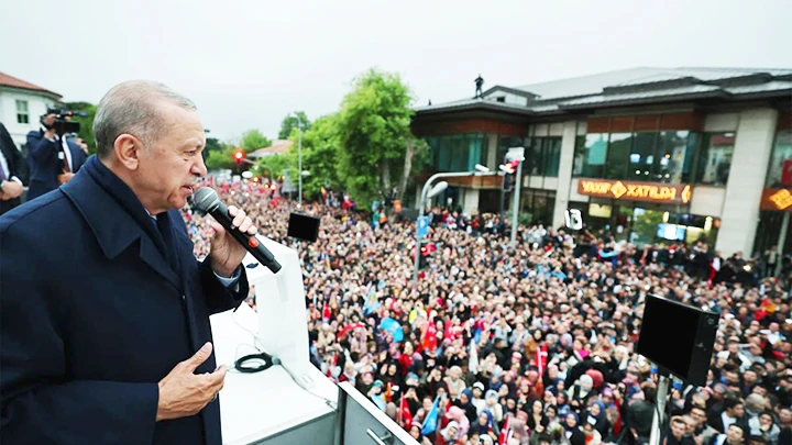 Tổng thống Erdogan phát biểu ý kiến trước những người ủng hộ sau khi giành chiến thắng. Ảnh: AFP
