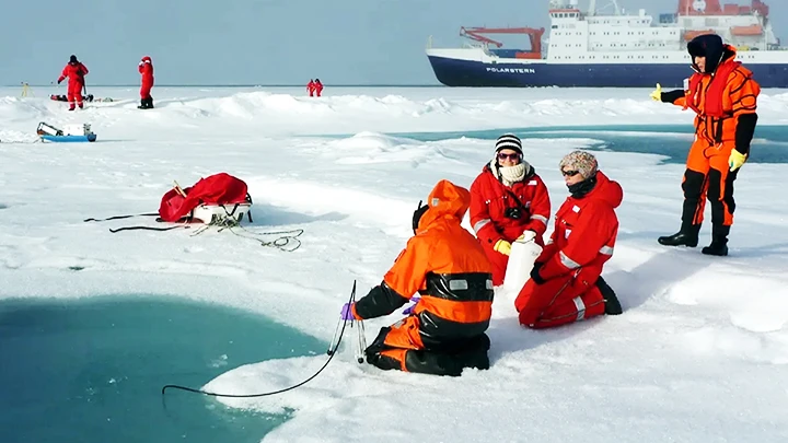 Các nhà khoa học tìm thấy hạt nhựa trong băng tại Bắc Cực. Ảnh: GETTY