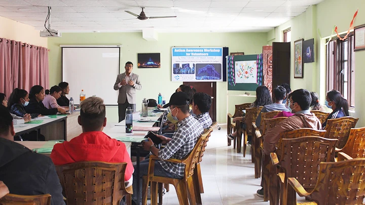 ACNS phổ biến kiến thức chăm sóc trẻ tự kỷ cho cha mẹ. Ảnh: NEPALI TIMES