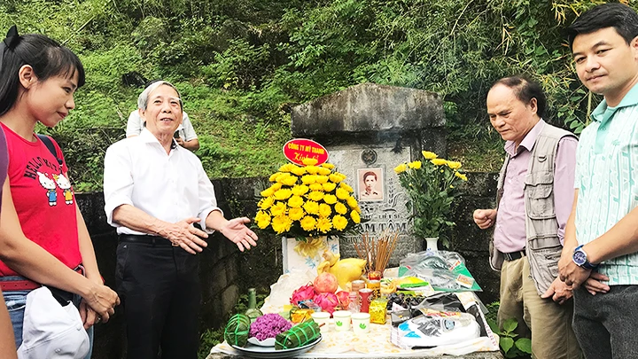 Cùng ôn lại chuyện đi tìm mộ nhà thơ Thâm Tâm tại vị trí ngôi mộ gió ở bản Pò Noa.