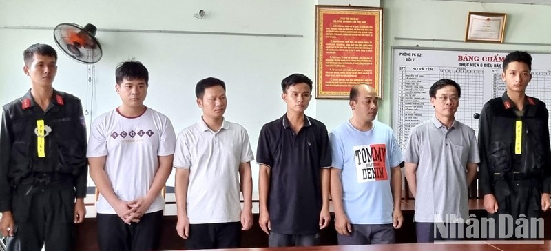 Bị can Trần Kỳ Hình (thứ hai từ phải qua) và các bị can bị khởi tố liên quan đến các sai phạm tại Cục Đăng kiểm Việt Nam. (Ảnh: CACC)