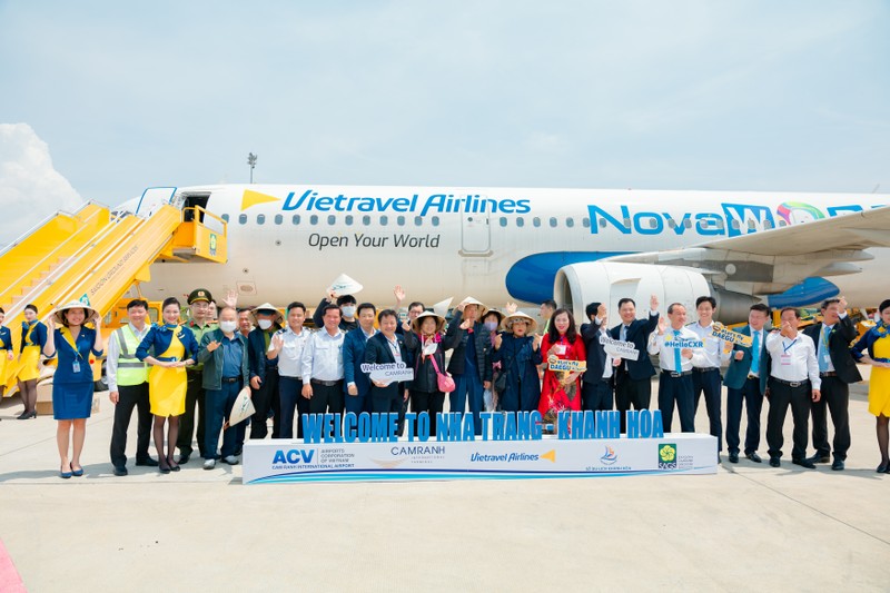Đoàn du khách Hàn Quốc đi chuyến bay charter đầu tiên của hãng Vietravel Airlines đến thành phố biển Nha Trang.