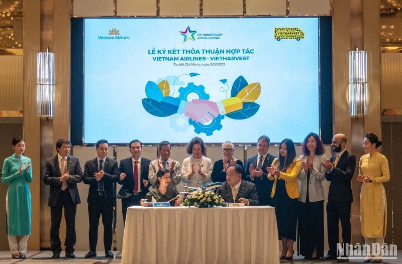 Lễ ký thỏa thuận hợp tác giữa Vietnam Airlines và VietHarvest