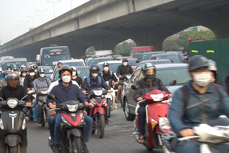 Các nghiên cứu chỉ ra rằng, tại Hà Nội, khoảng 21,3% lượng bụi mịn PM2.5 đến từ các hoạt động giao thông. Ảnh: Chí Bình