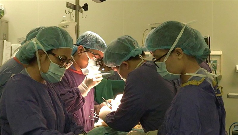 Kíp bác sĩ thực hiện một ca ghép tạng tại Bệnh viện Hữu nghị Việt-Đức.