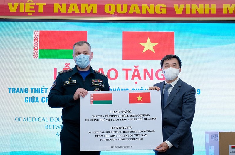 Lãnh đạo Bộ Y tế Việt Nam trao tặng nhân dân Cộng hòa Belarus các trang thiết bị phòng, chống dịch.