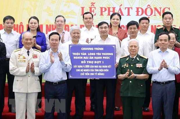 Chủ tịch nước Võ Văn Thưởng trao ủng hộ đợt 1 cho tỉnh Điện Biên. Ảnh: TTXVN