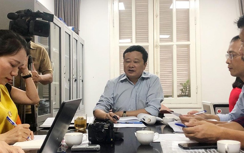 Đạo diễn Nguyễn Lê Anh giới thiệu về bộ sách điện tử.
