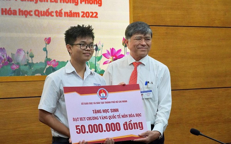 Ông Nguyễn Văn Hiếu, Giám đốc Sở Giáo dục và Đào tạo Thành phố Hồ Chí Minh trao thưởng cho em Nguyễn Việt Phong.