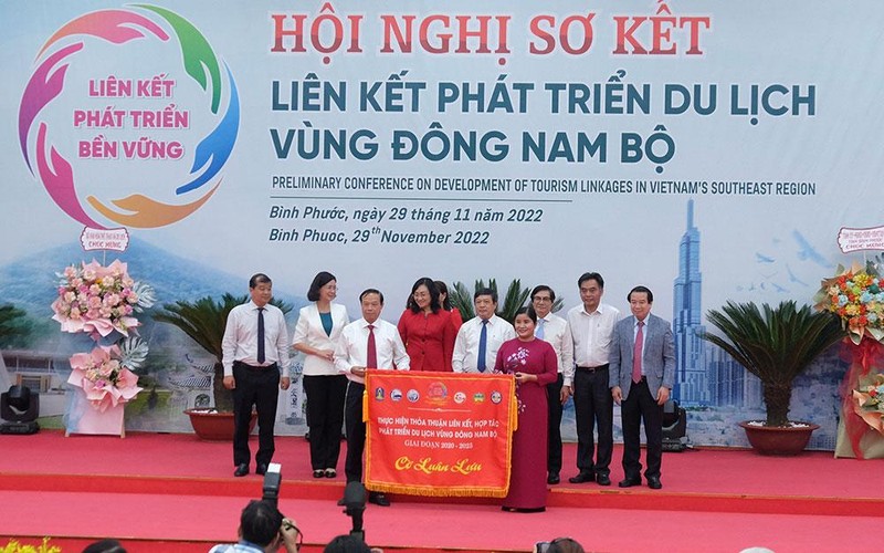 Lãnh đạo tỉnh Bình Phước trao Cờ luân lưu thỏa thuận, liên kết, hợp tác phát triển du lịch vùng Đông Nam Bộ cho lãnh đạo tỉnh Bà Rịa-Vũng Tàu. 