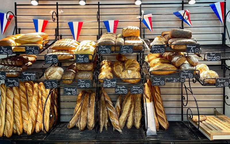 Bánh mì baguette xuất hiện ở mọi nơi trong những bữa ăn của người Pháp, từ trong gia đình, ra tới căng tin trường học và ngay cả nhà hàng cao cấp. (Ảnh: MINH DUY)